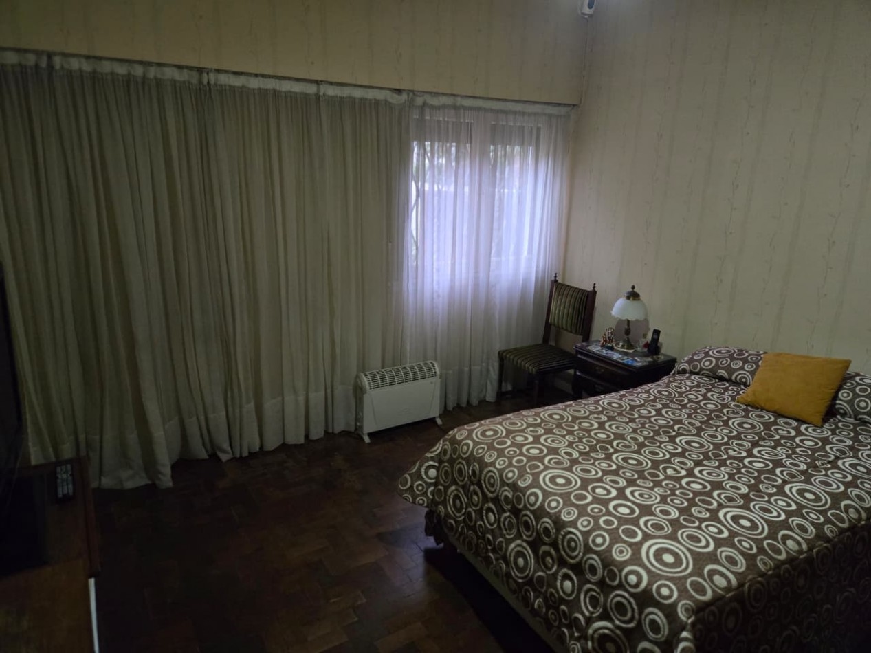 Casa en venta en Barrio Las Carreras, San Isidro 3 dormitorios, jardin, quincho y cochera para 3 autos.