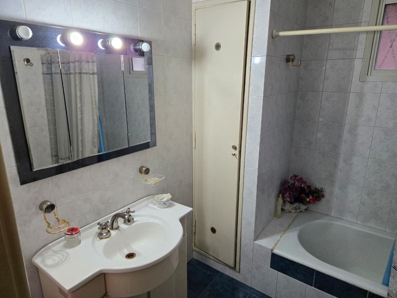 Casa en venta en Barrio Las Carreras, San Isidro 3 dormitorios, jardin, quincho y cochera para 3 autos.