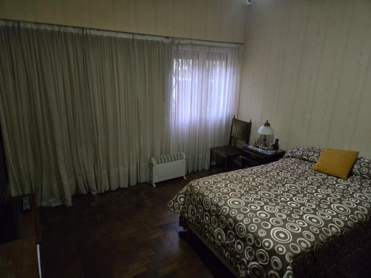 Casa en venta en Barrio Las Carreras, San Isidro 3 dormitorios, jardin, quincho y cochera para 3 autos.