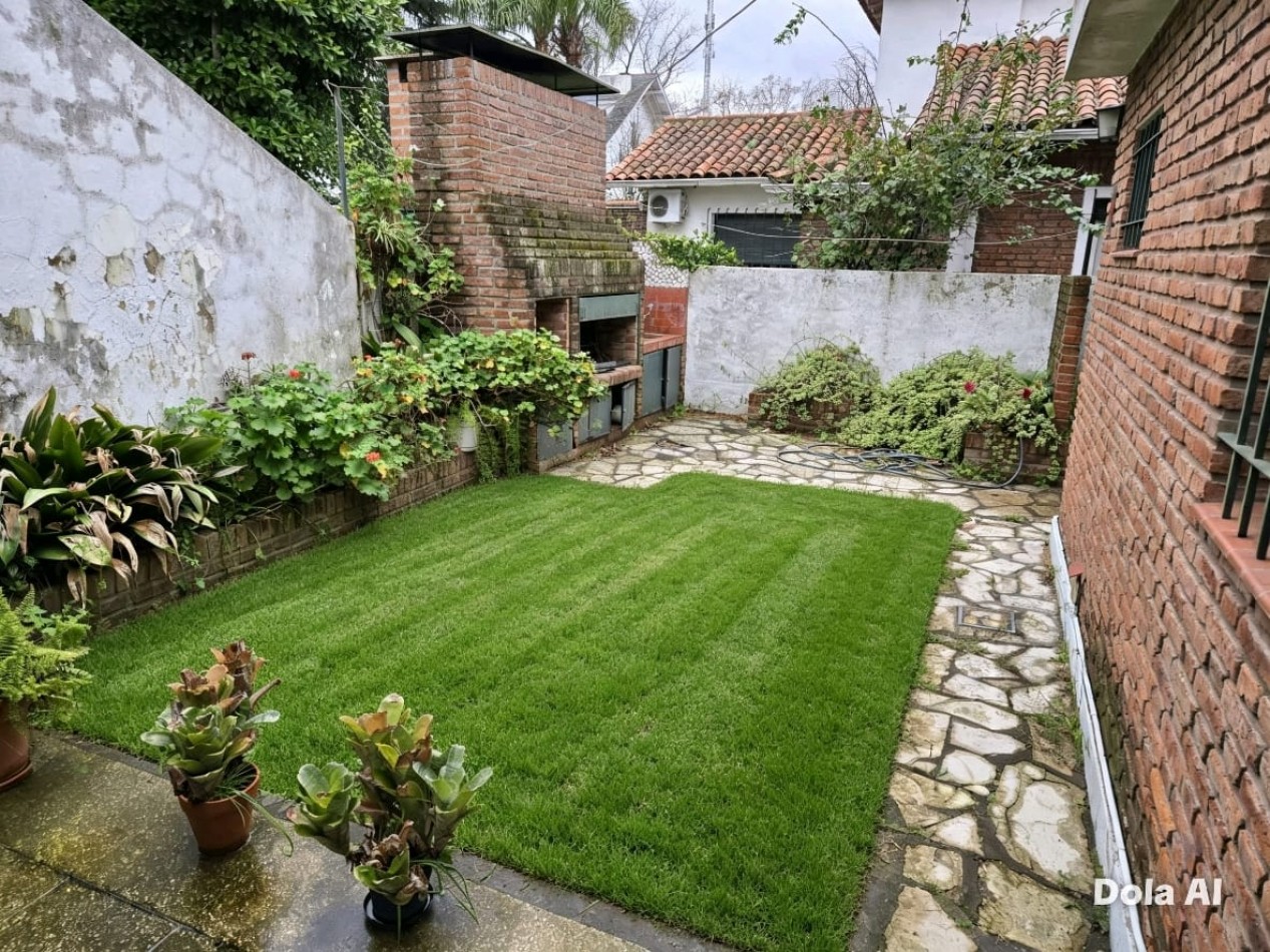 Casa en venta en Barrio Las Carreras, San Isidro 3 dormitorios, jardin, quincho y cochera para 3 autos.