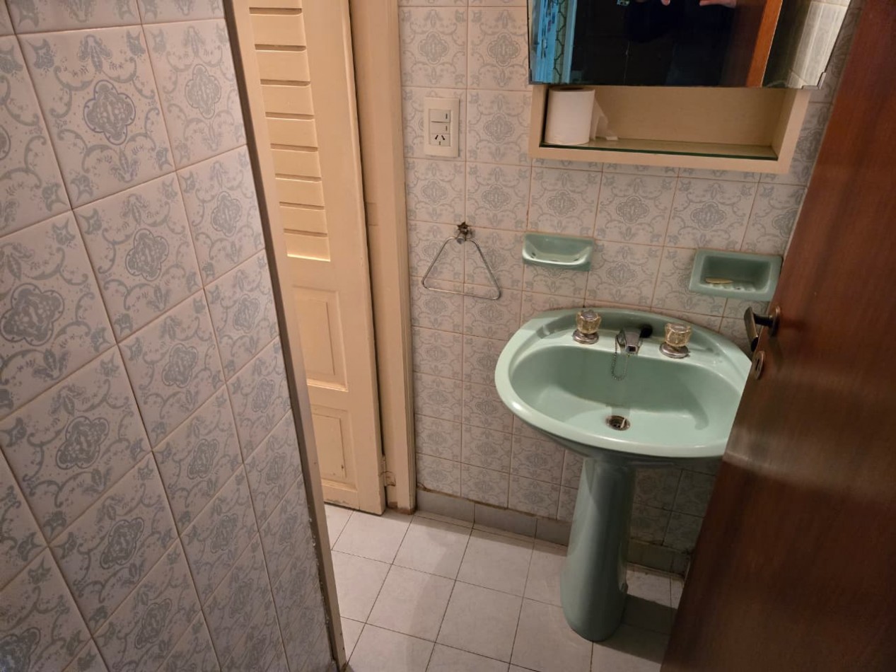 Casa en venta en Barrio Las Carreras, San Isidro 3 dormitorios, jardin, quincho y cochera para 3 autos.