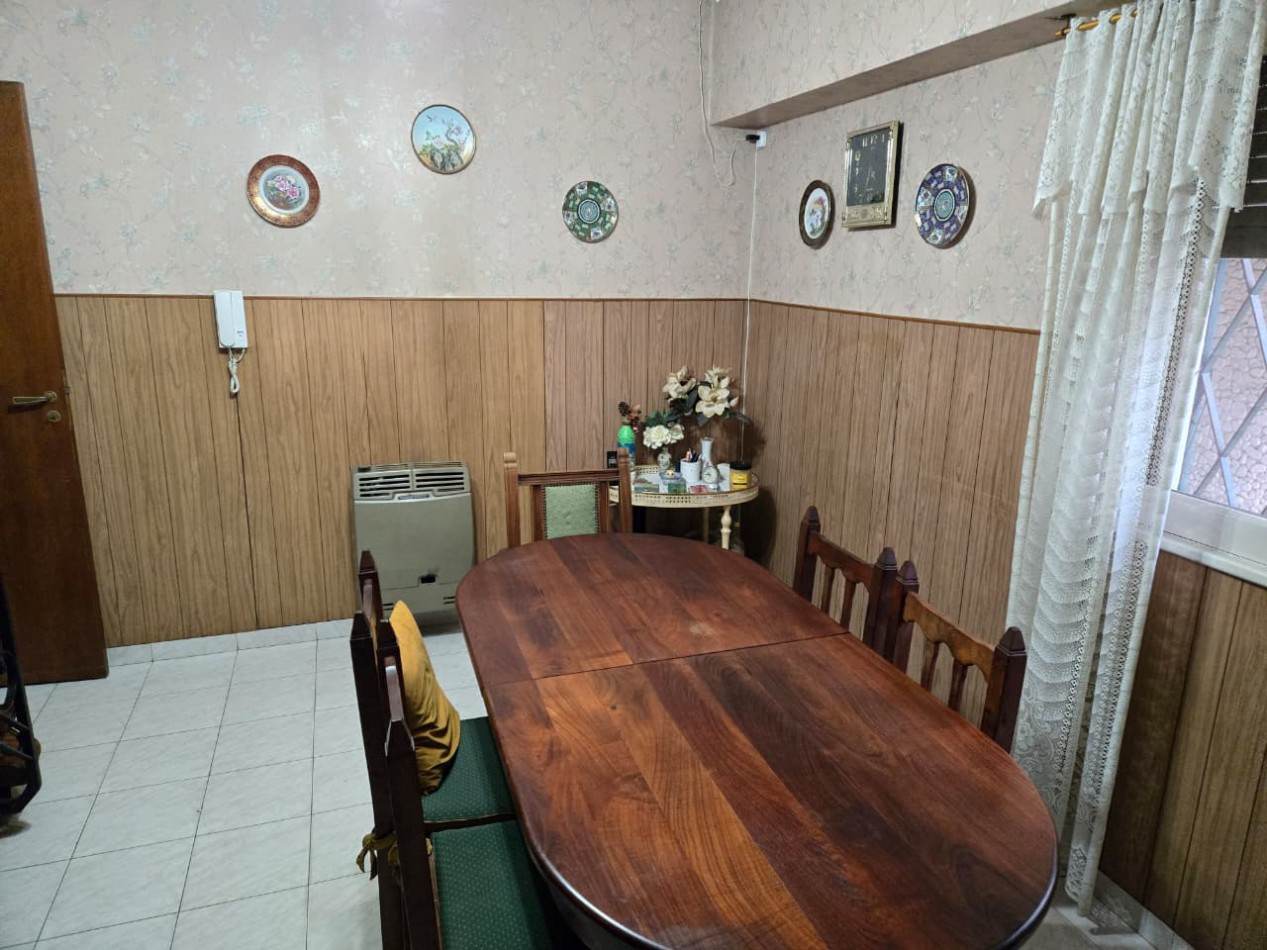 Casa en venta en Barrio Las Carreras, San Isidro 3 dormitorios, jardin, quincho y cochera para 3 autos.