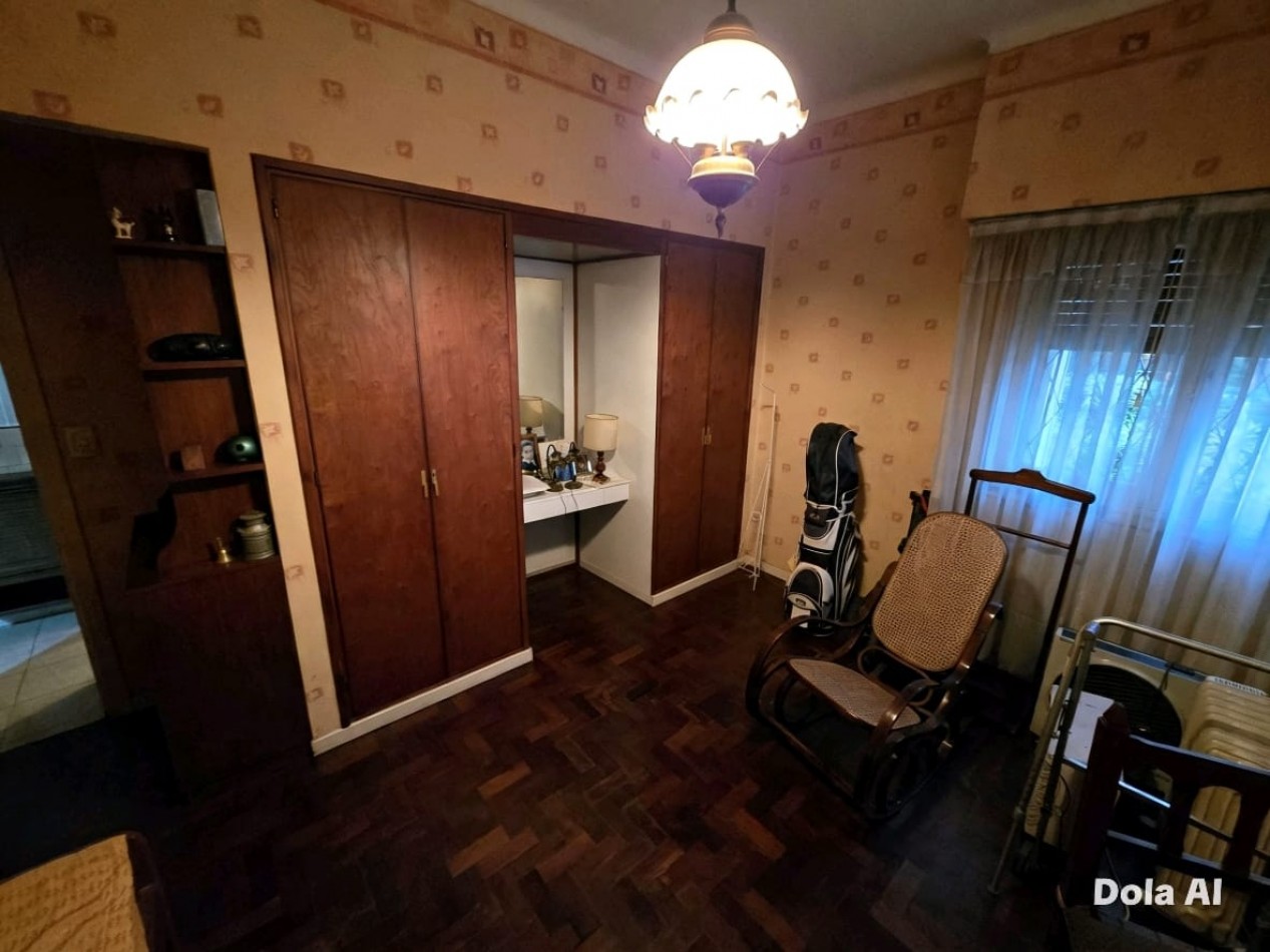 Casa en venta en Barrio Las Carreras, San Isidro 3 dormitorios, jardin, quincho y cochera para 3 autos.