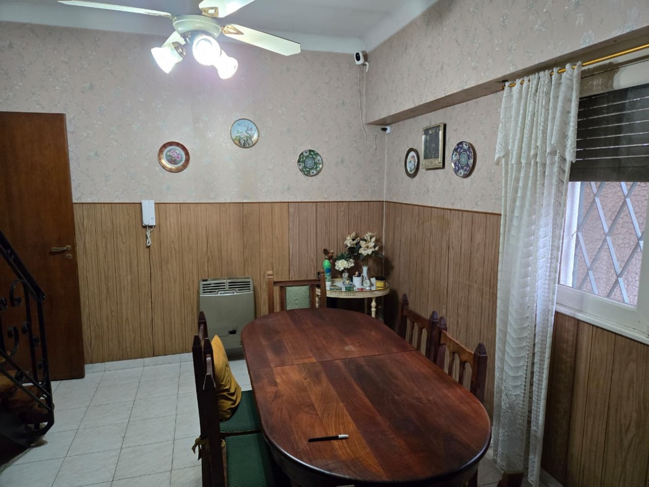 Casa en venta en Barrio Las Carreras, San Isidro 3 dormitorios, jardin, quincho y cochera para 3 autos.