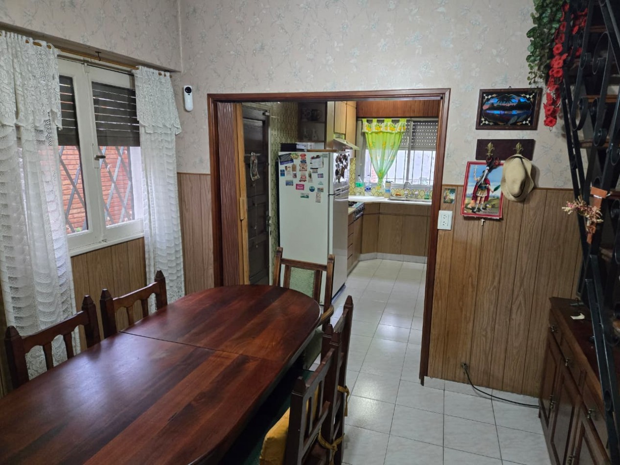 Casa en venta en Barrio Las Carreras, San Isidro 3 dormitorios, jardin, quincho y cochera para 3 autos.