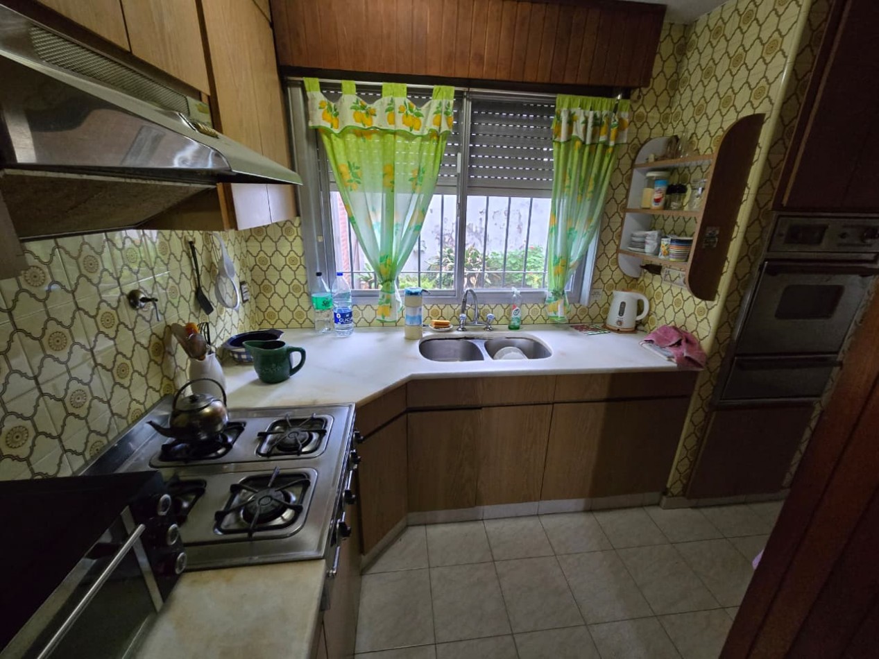 Casa en venta en Barrio Las Carreras, San Isidro 3 dormitorios, jardin, quincho y cochera para 3 autos.