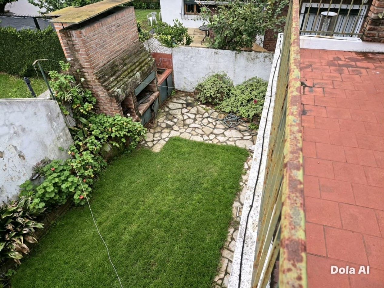 Casa en venta en Barrio Las Carreras, San Isidro 3 dormitorios, jardin, quincho y cochera para 3 autos.