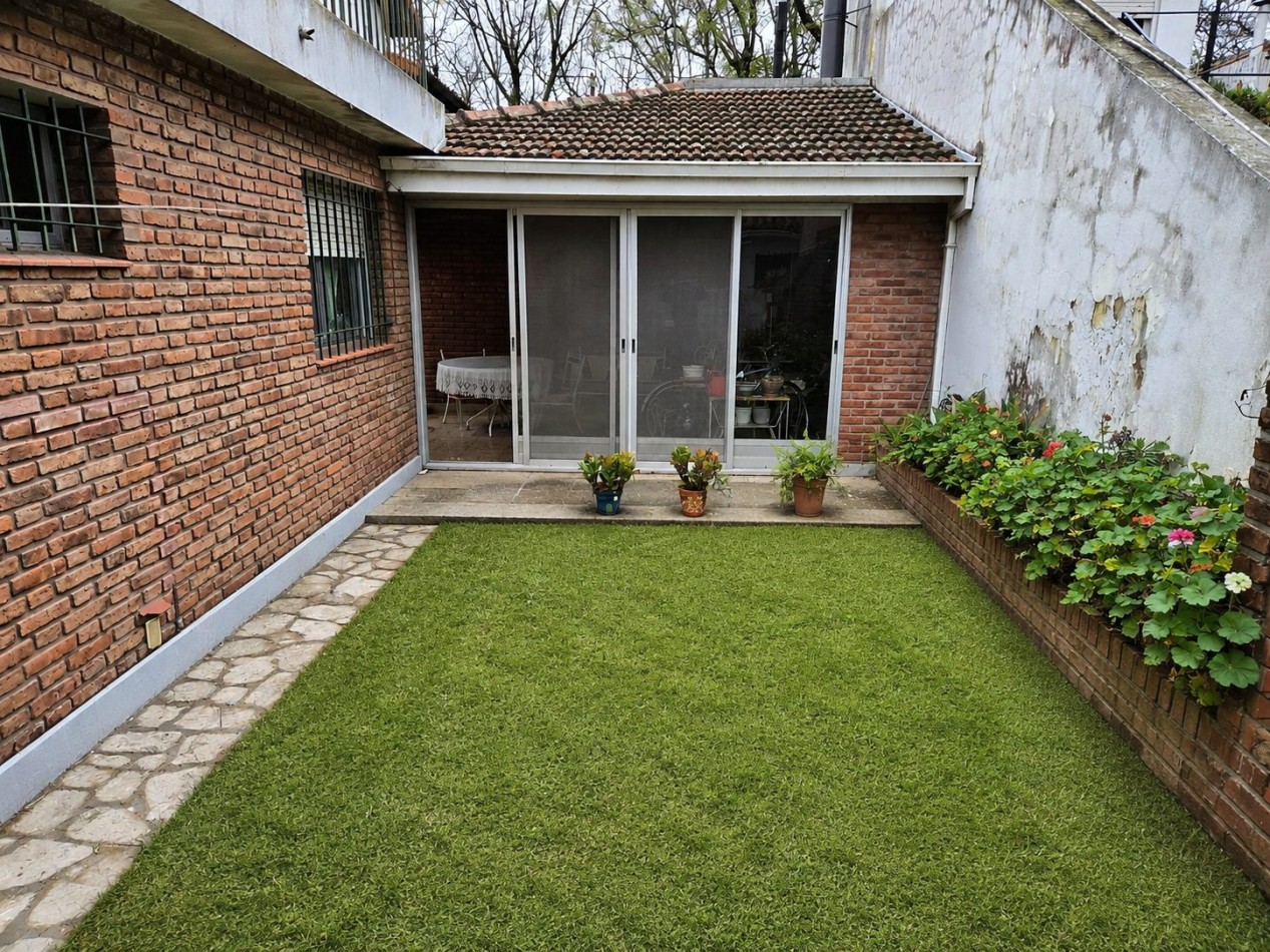 Casa en venta en Barrio Las Carreras, San Isidro 3 dormitorios, jardin, quincho y cochera para 3 autos.