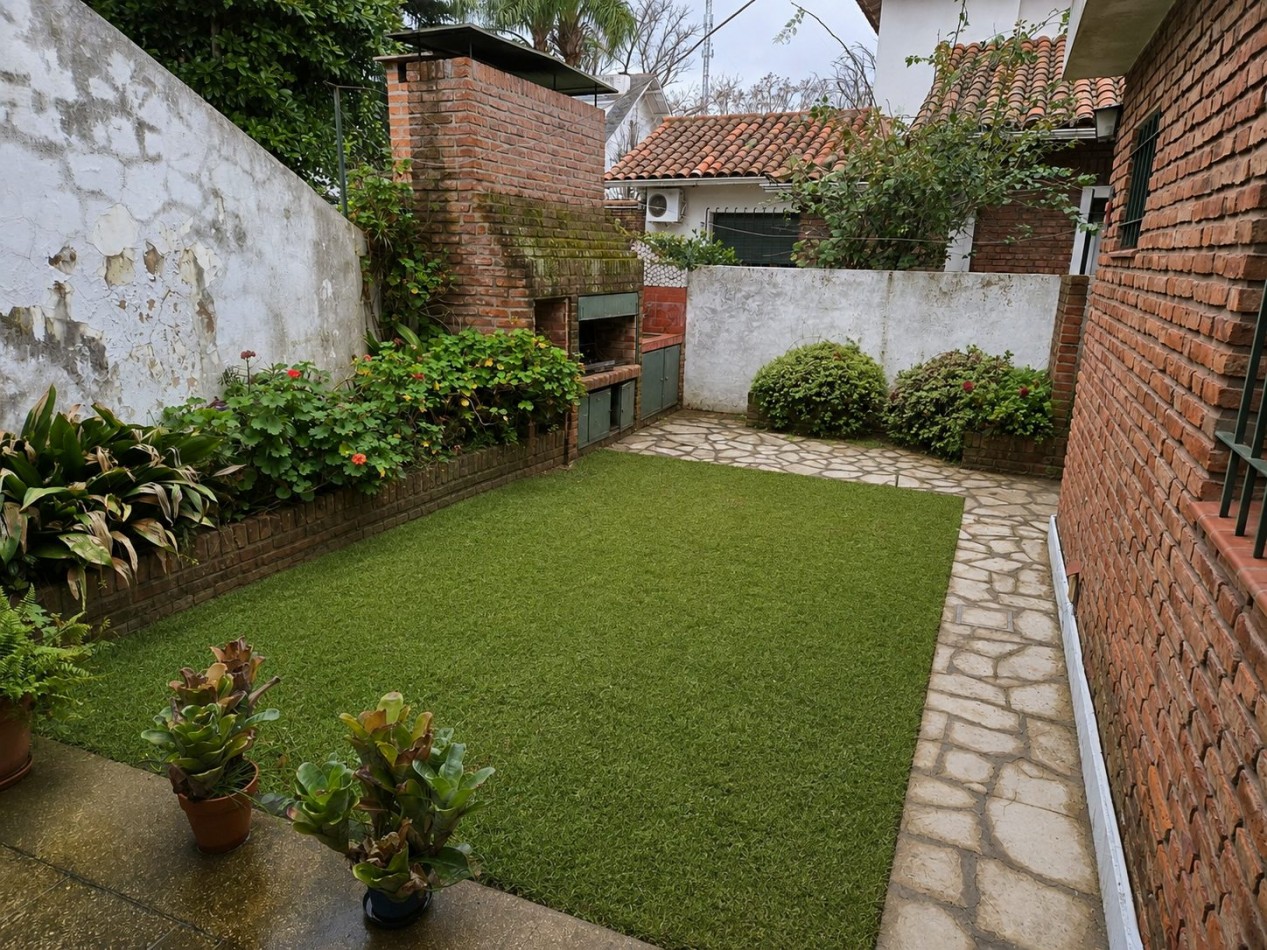 Casa en venta en Barrio Las Carreras, San Isidro 3 dormitorios, jardin, quincho y cochera para 3 autos.