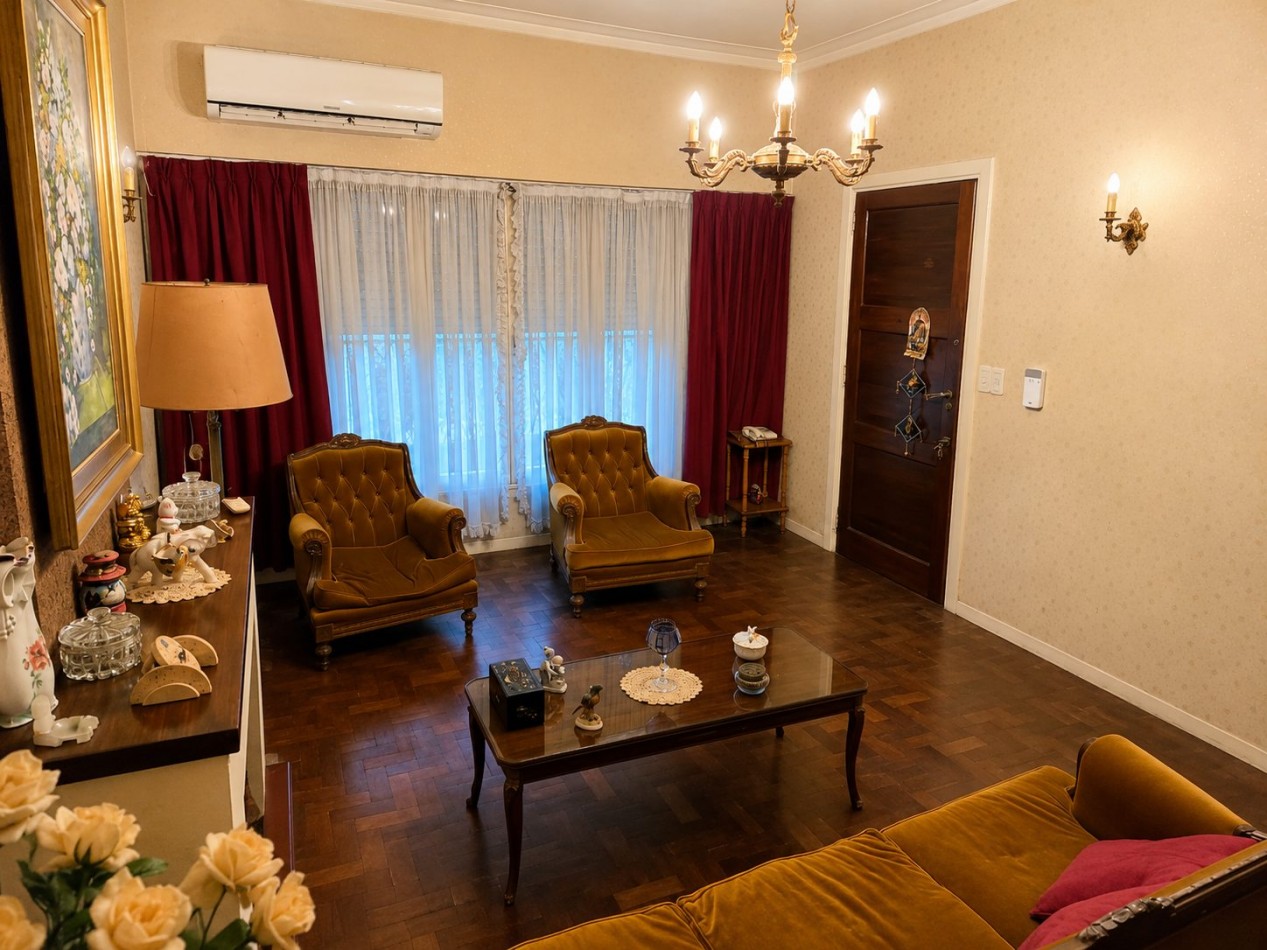 Casa en venta en Barrio Las Carreras, San Isidro 3 dormitorios, jardin, quincho y cochera para 3 autos.