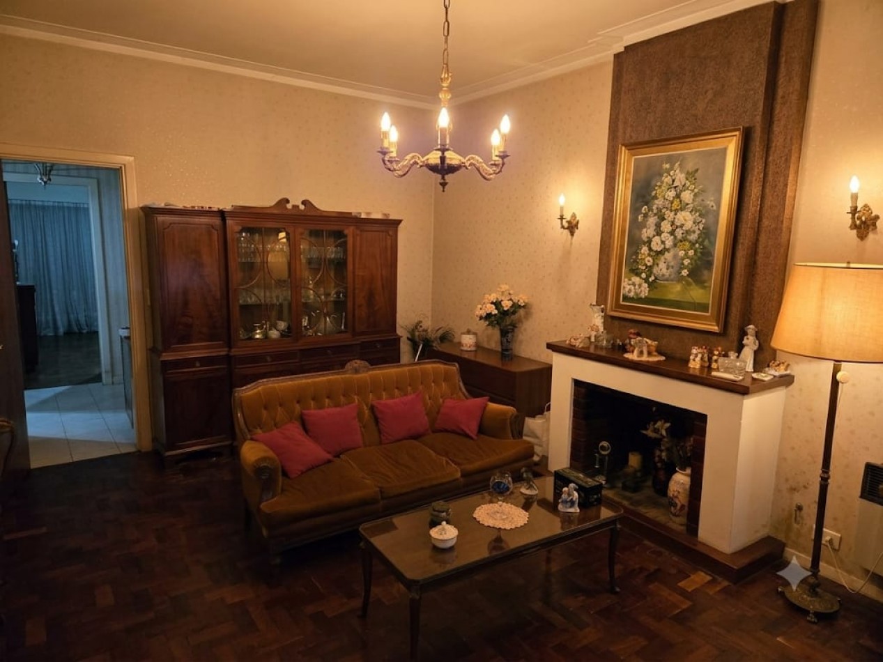 Casa en venta en Barrio Las Carreras, San Isidro 3 dormitorios, jardin, quincho y cochera para 3 autos.