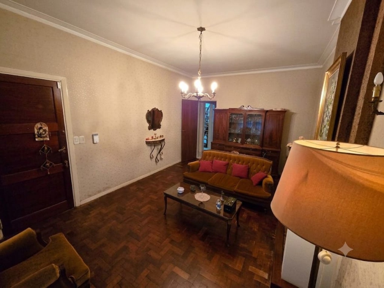 Casa en venta en Barrio Las Carreras, San Isidro 3 dormitorios, jardin, quincho y cochera para 3 autos.