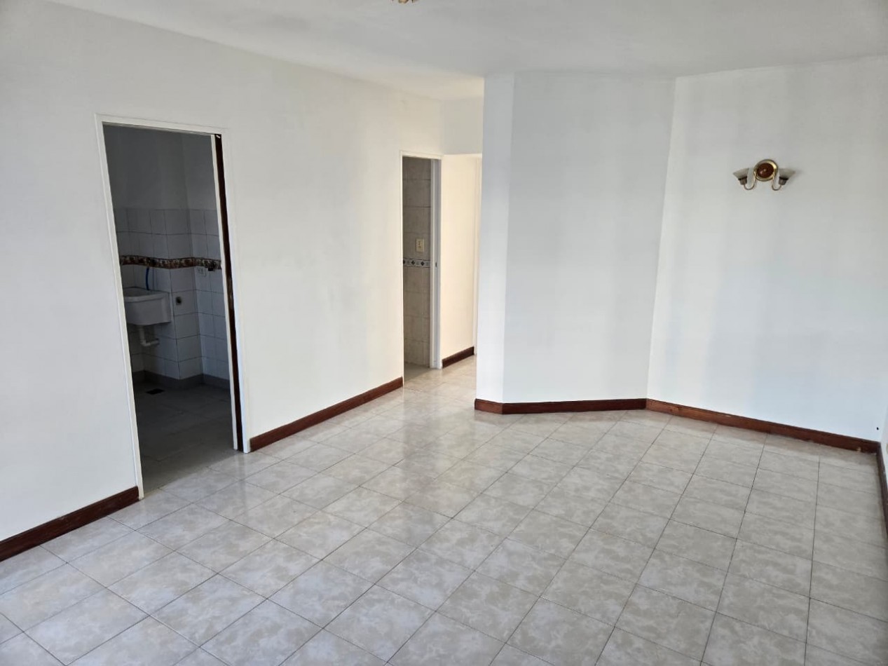 Venta Departamento de 3 Ambientes con Cochera en Beccar