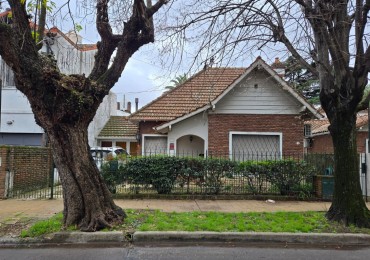 Casa en venta en Barrio Las Carreras, San Isidro 3 dormitorios, jardin, quincho y cochera para 3 autos.